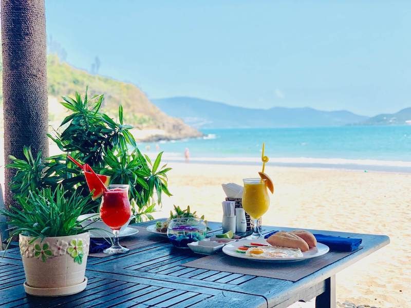 Du khách có thể tận hưởng thời gian thư giãn bên bãi biển yên bình